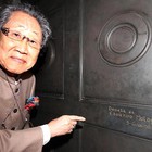 Mr. Motoyama di fronte alla sua firma scolpita immortalmente nella Porta.